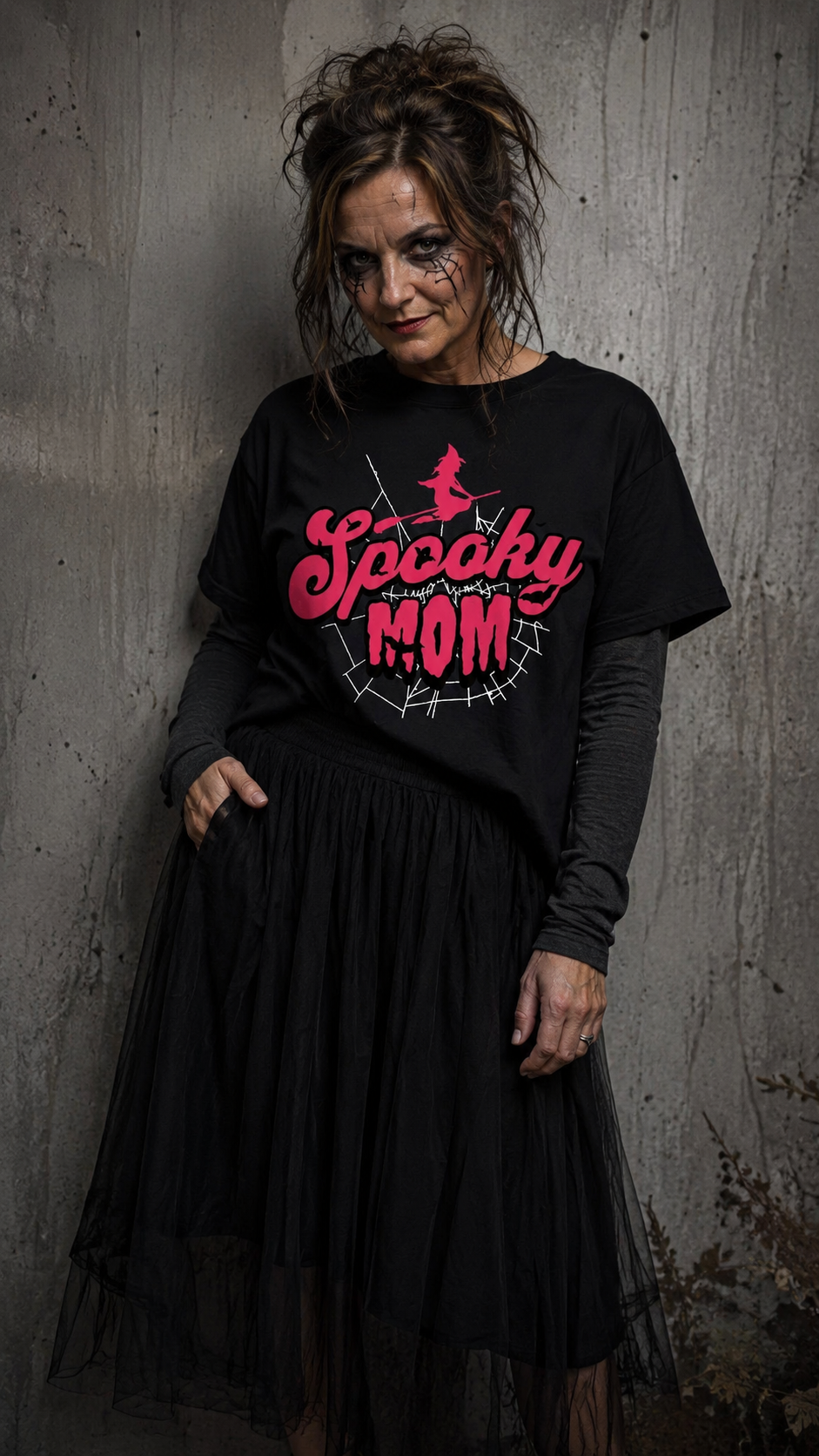 Schwarzes T-Shirt mit pinkem Spooky Mom Hexen Halloween Motiv